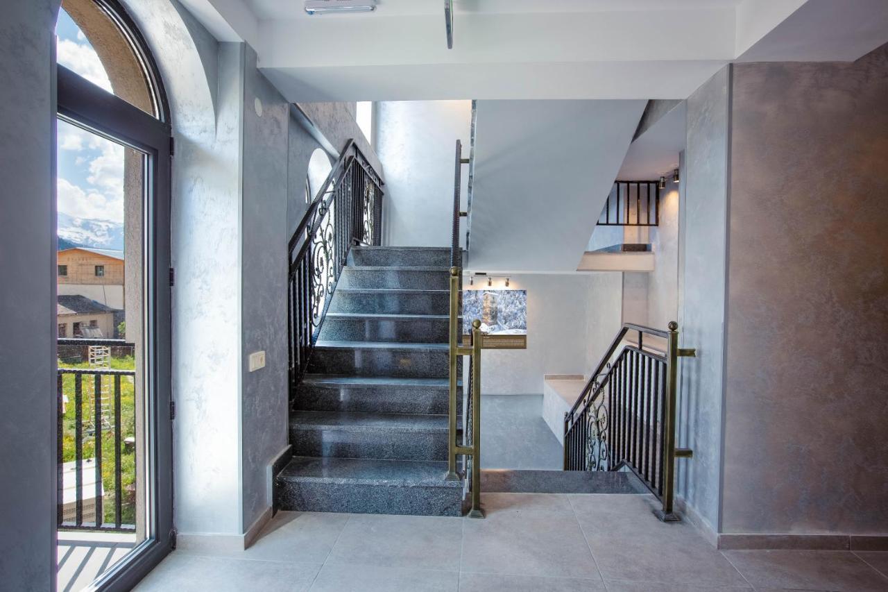 Hotel Mestia Inn Bagian luar foto